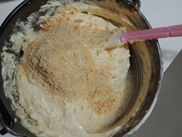 把乳酪分類的餅乾也打碎加入攪拌均勻狀即可