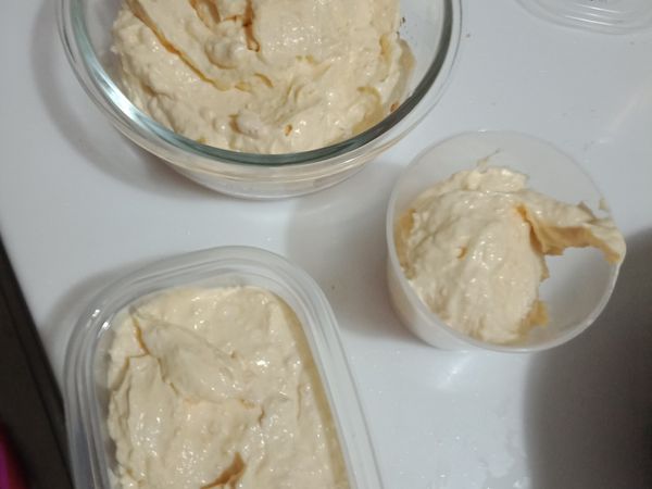 倒入容器並搖晃容器讓乳酪表面整齊