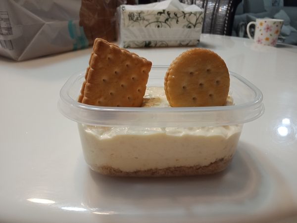 隨自己喜歡放上餅乾或餅乾屑做裝飾就完成啦♥