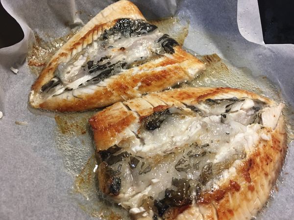 魚肉面煎至金黃後，翻面續煎魚皮。