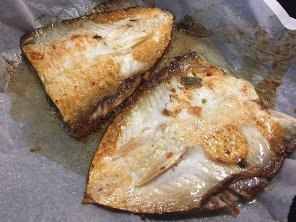 待魚皮面也煎至金黃，準備起鍋。