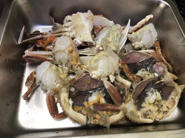處理好的扁蟹備用。