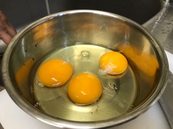準備三顆雞蛋。