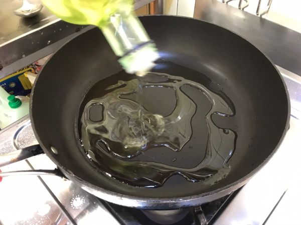 熱鍋下油。