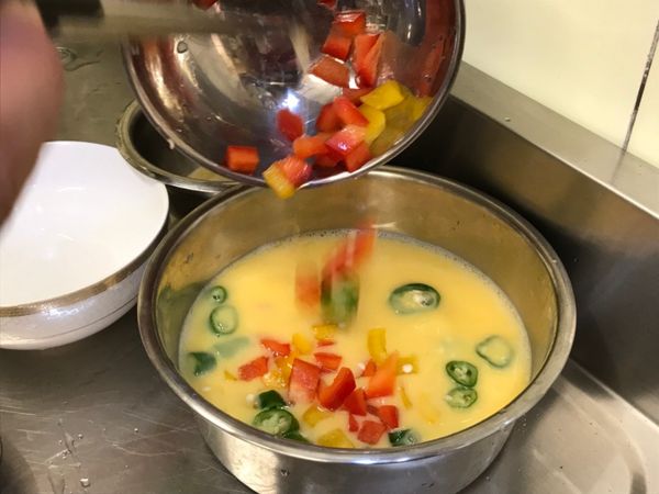 加入三色椒配色，讓色彩更豐富。