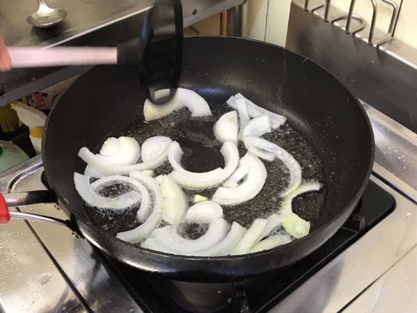 先炒洋蔥。