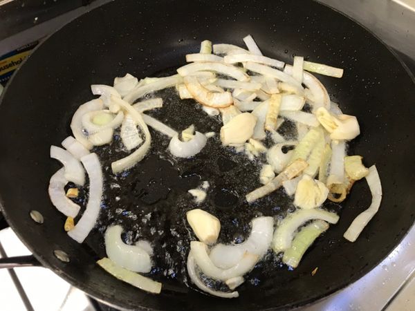 將洋蔥炒出甜味透明微焦，在加入蒜頭。