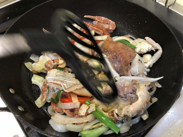 稍微拌炒一下。