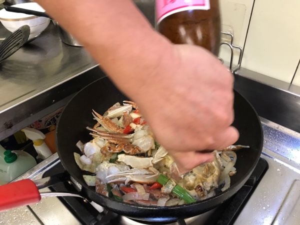 接著加入適量的米酒。