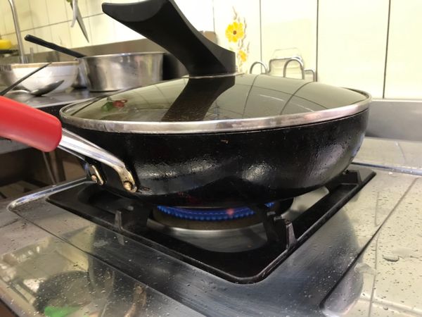 蓋上鍋蓋，燜煮約一分半左右。