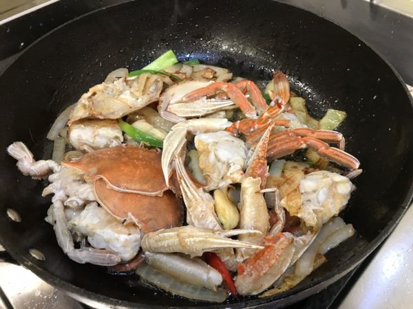 螃蟹大概有八九分熟。