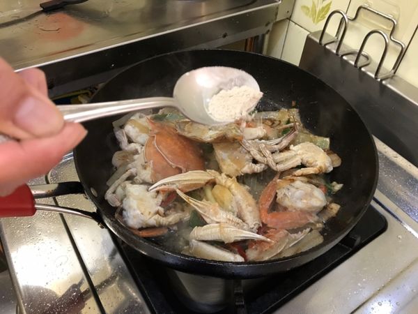 加入白胡椒增添香氣。