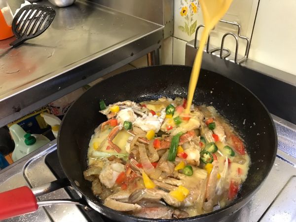 慢慢繞著鍋子倒入蛋液。