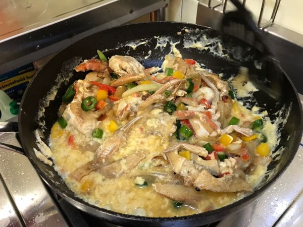 火不需要開太大，蛋翻面有開始熟就可以關火了。利用餘熱拌炒一下。