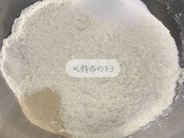 將乾性粉類材料先攪拌均勻。