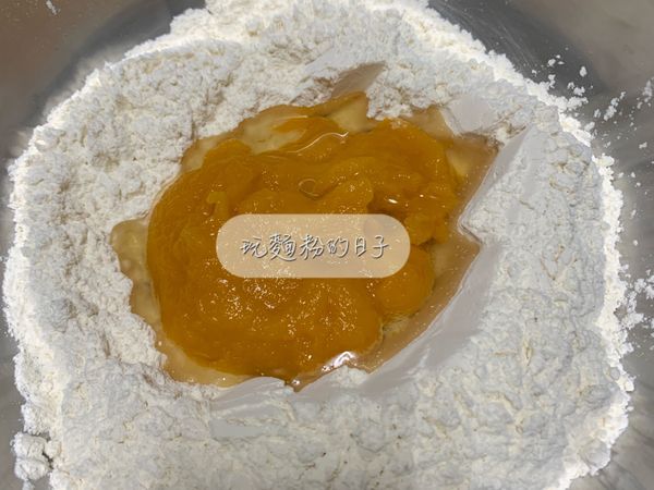 再倒入南瓜泥、植物油用橡皮刮刀混拌均勻。