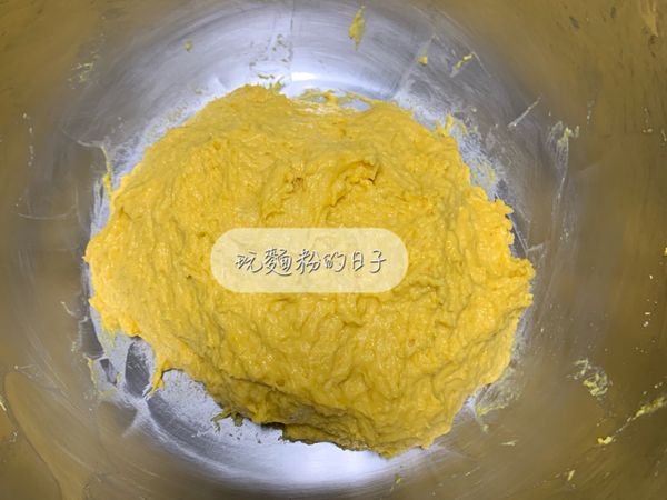 把保鮮膜蓋上，放入冰箱冷藏至少8-12小時。