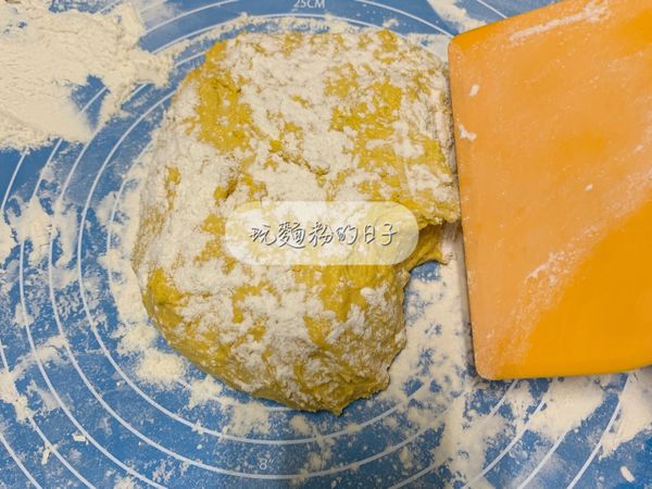 把麵團拿出來回溫1-2小時，桌面上及麵團表面灑上些許麵粉，整成圓形收口捏緊。。