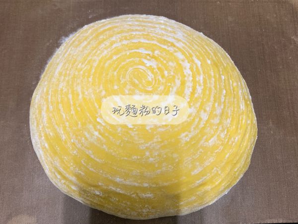 將發酵至兩倍大的麵糰倒扣出來。