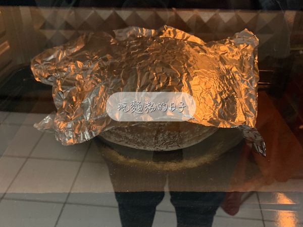 中途麵包上色太快可以蓋上鋁箔紙。