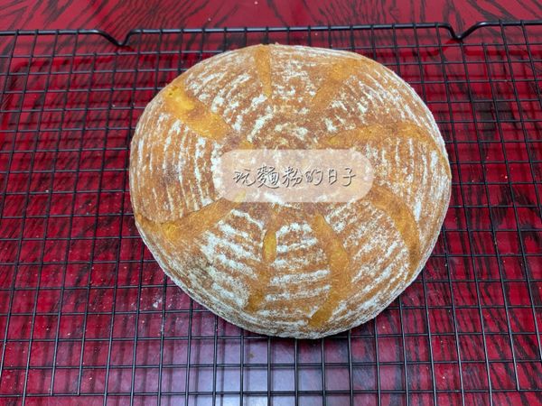 出爐後移至冷卻架上放涼。