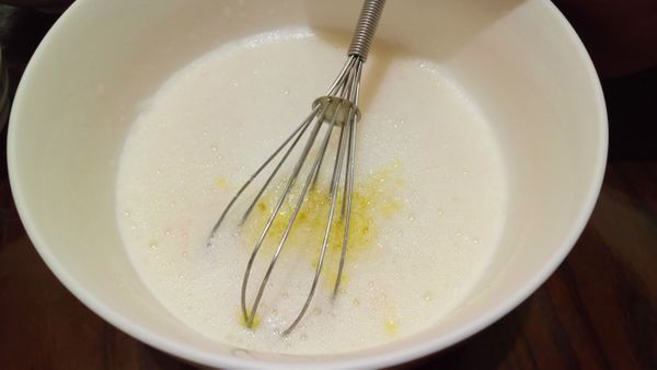 蛋白加糖粉混合打至微起細泡，無鹽奶油加熱溶化後加入蛋白液續攪拌均勻～