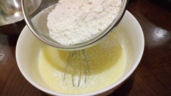 麵粉過篩加入蛋白液攪拌均勻～