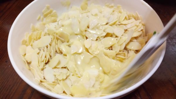 倒入杏仁片切拌均勻，