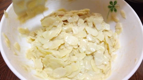 覆蓋保鮮膜送入冰箱冷藏半天，以利杏仁片都能被蛋液浸透，這樣烤出來的瓦片比較香～