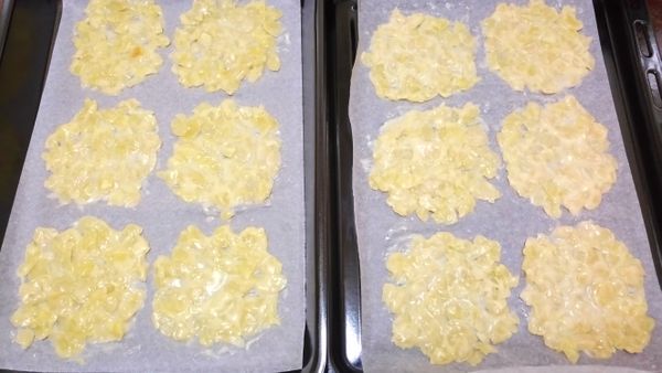 烤箱上下預熱160度，鋪平的瓦片送入烤箱烤15~20分鐘，以看到瓦片烤到微呈現焦糖色就可以取出烤箱了~