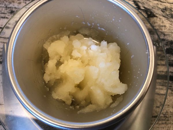 把吉利丁粉加水，讓吉利丁粉吸飽水份，靜置5分鐘