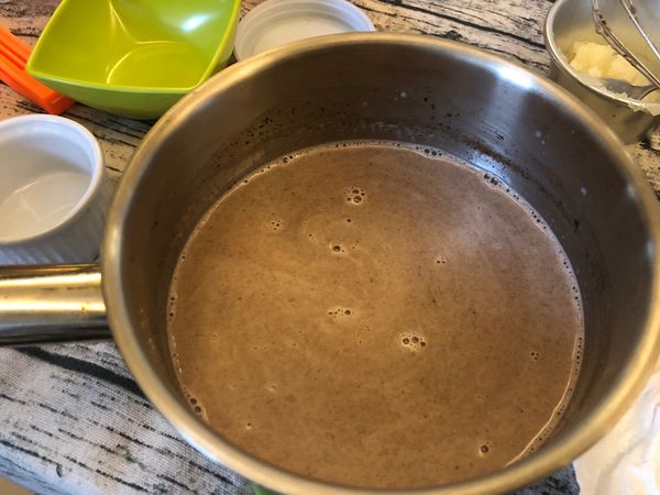 將吉利丁粉加入，拌勻。
接著過篩裝入容器中。放入冷藏約三小時後即可做裝飾。