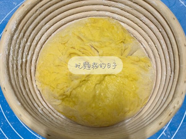 籐籃裡篩上一些麵粉，將麵團放入籐籃裡，放進密閉空間進行2次發酵，時間約為50-60分鐘。