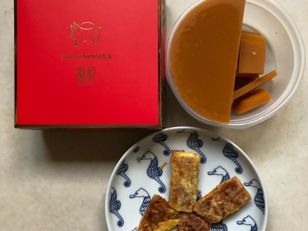 做法：
1.左手拿年糕放進麵粉，確定全部鋪上麵粉，輕拍去除過多麵粉。丟入蛋液中。

2.用右手拿起年糕，確定沾滿蛋液，讓多餘蛋液流掉。

3.平底鍋倒油，小火，將年糕放入。

4.適時翻面，直至用鍋鏟輕碰年糕，感覺微軟談Q，即可起鍋，放在吸油紙上。