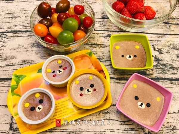 將白巧克力隔水加熱，自行分成幾個區塊，加入南瓜粉, 竹炭粉, 紅麴粉調出黃色黑色紅色，然後放入擠花袋擠出花樣，變涼之後就可以直接放在巧克力奶酪上面裝飾囉！（我的材料份量剛好就做五個）