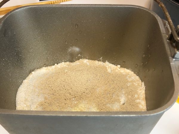 依序將食材放入麵包機