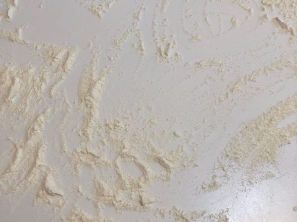 桌上灑點手粉⋯我撒多了點