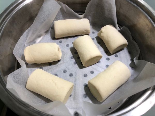起一鍋水約30-40度，將麵團放進蒸籠，蓋上鍋蓋，發酵約30-40分鐘