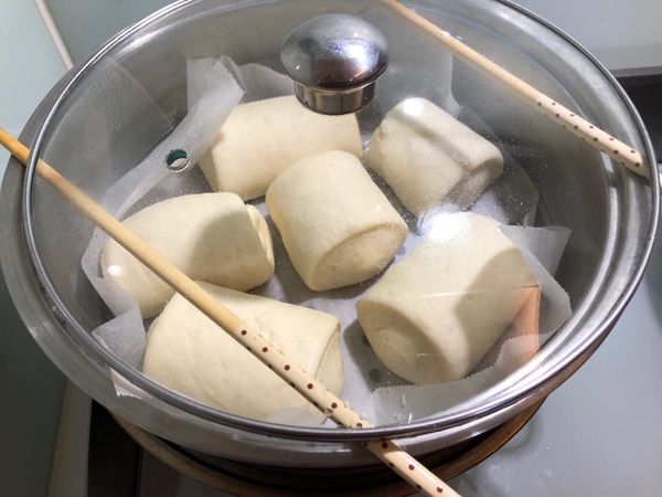 避免水蒸氣弄濕饅頭，於是放筷子蒸，開中大火開始蒸15-20分