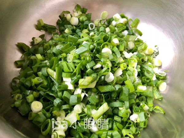 先切滿一盆蔥待用