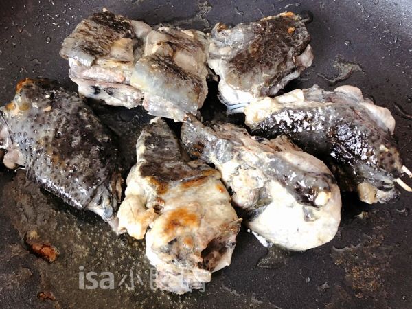 用一湯匙油熱鍋，把雞肉先煎過，雞皮要先向下，煎到皮的油出來，煎到皮金黃酥脆。
（可以不用烏骨雞，一般的雞肉就可以了，當然如果可以買到無骨的雞肉更好