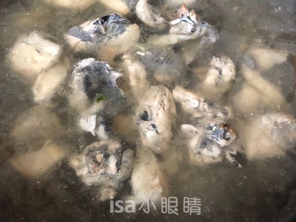 把雞肉切成小塊，盡可能都去骨，
然後再放回鍋裡炒一下，加入一小鍋的熱水。
加入鹽和白胡椒粉調味。