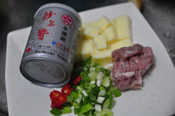 備料：沙茶醬(辣味與原味隨自己喜愛)、桂冠蛋豆腐切塊狀、絞肉、蔥花、辣椒片