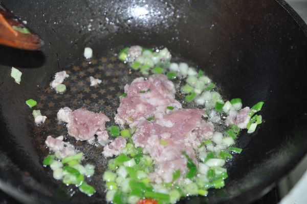 備2大匙熱油，將絞肉及蔥花、辣椒下鍋爆香拌炒