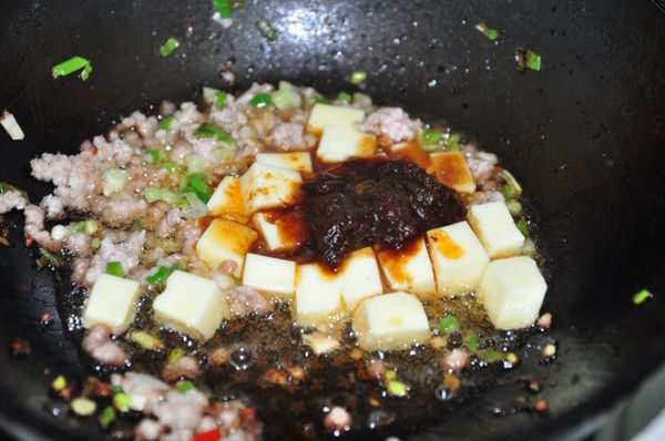 接著放入桂冠蛋豆腐，再取3大匙沙茶醬