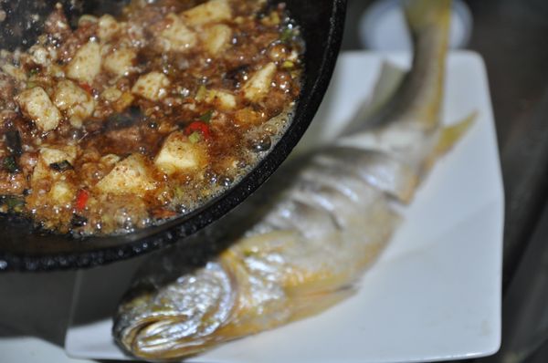 將沙茶豆腐醬淋入魚身