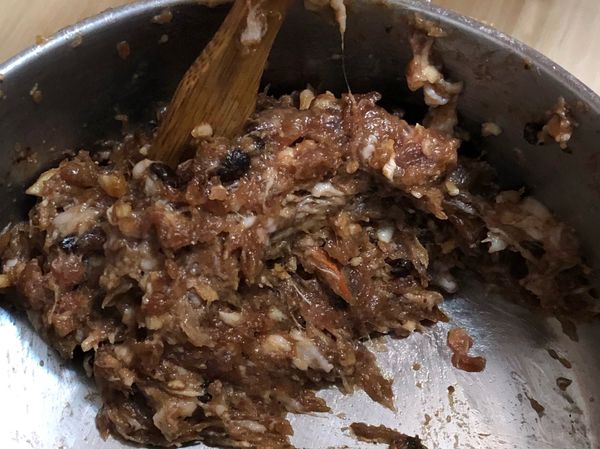 將絞肉加入醬油、糖、豆鼓、蒜頭末後拌勻醃入味，加入米酒提香、加入地瓜粉增加絞肉的彈性口感