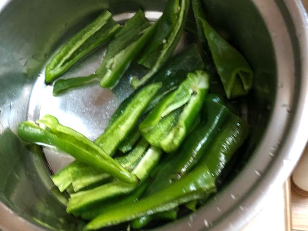 青椒洗淨後切段、去籽