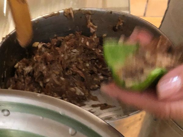 用刮刀或湯匙將絞肉鑲入青椒內