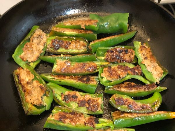少許油，熱鍋後將絞肉面朝下先煎熟，再翻面轉小火讓青椒上色，關火蓋上鍋蓋，用餘熱使肉熟透。